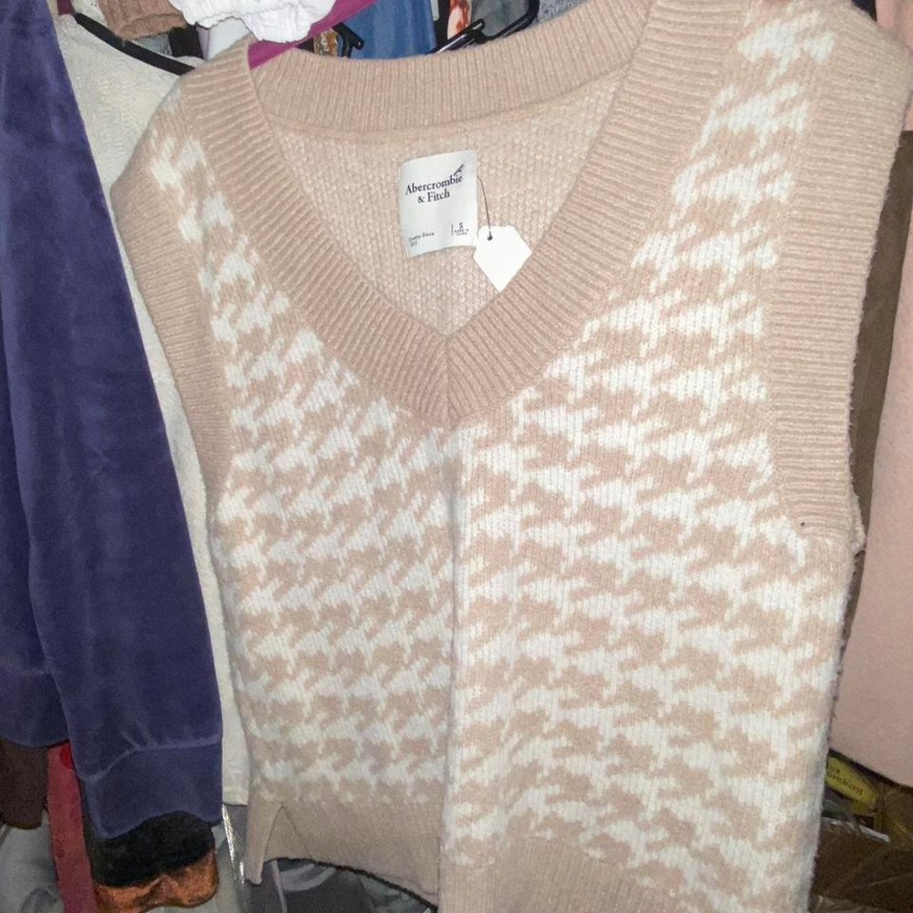 Abercrombie and Fitch sweater vest tan and white